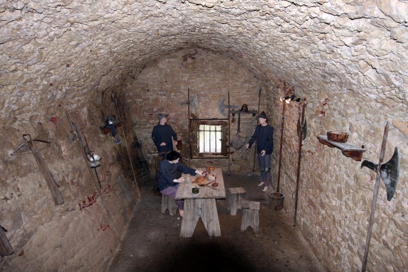 Бонифачо, Корсика, 2008: подземный зал средневекового форта с реконструкцией быта