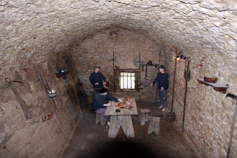 Бонифачо, Корсика, 2008: подземный зал средневекового форта с реконструкцией быта