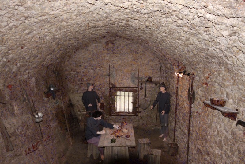 Бонифачо, Корсика, 2008: подземная комната с фигурками в средневековой обстановке