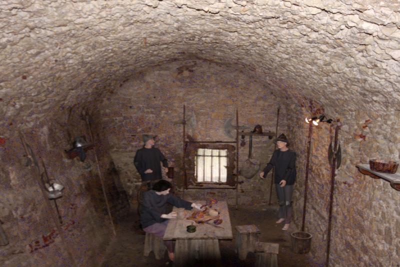 Бонифачо, Корсика, 2008: подземная комната с фигурками в средневековой обстановке