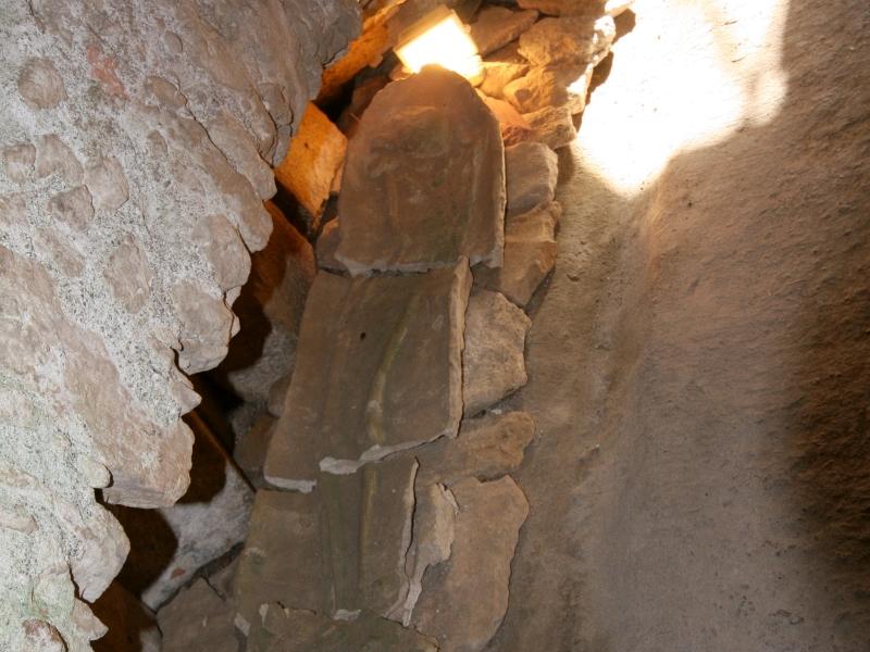 Бонифачо, Корсика, 2008: остатки каменной кладки в подземном проходе