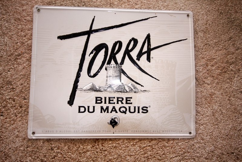 Бонифачо, Корсика, 2008: табличка «Torra — Bière du Maquis» у стены
