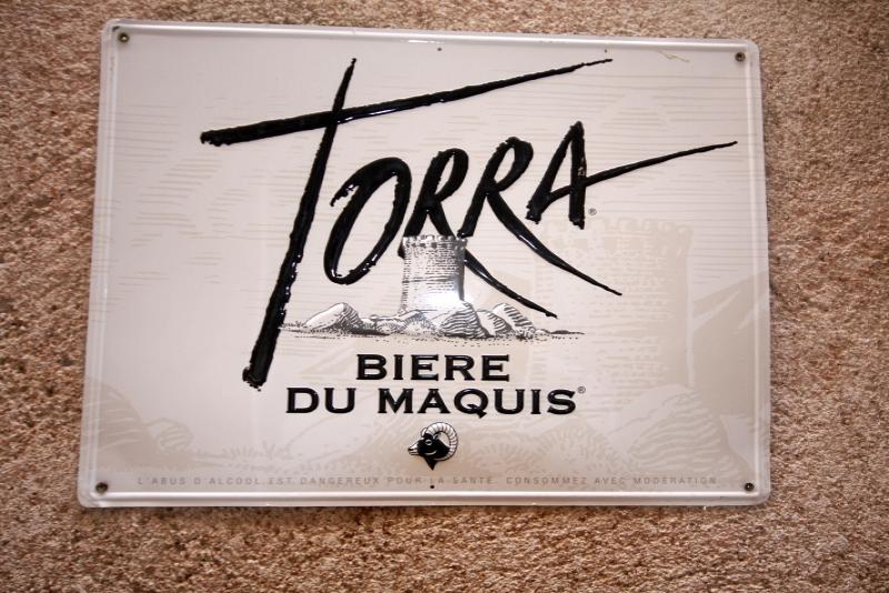 Бонифачо, Корсика, 2008: табличка «Torra — Bière du Maquis» у стены