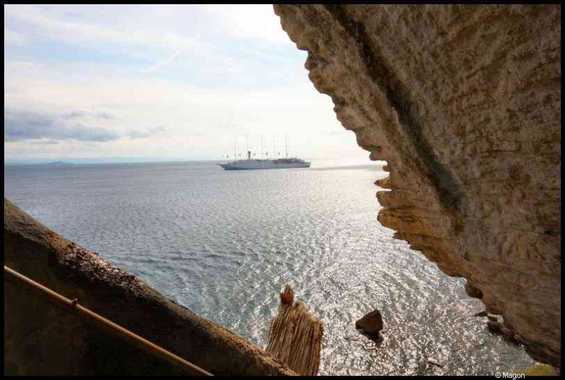 Бонифачо, Корсика, 2008: вид на море сквозь каменную арку
