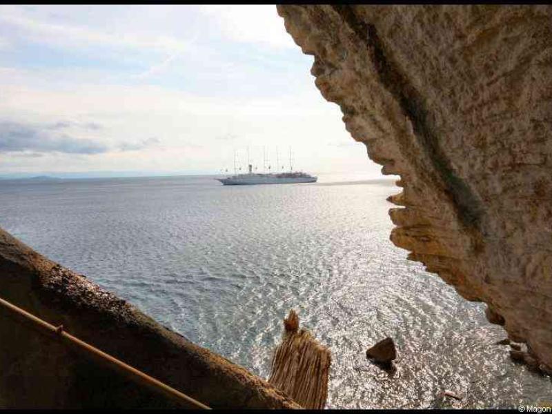 Бонифачо, Корсика, 2008: вид на море сквозь каменную арку