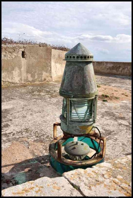 Бонифачо, Корсика, 2008: ржавый фонарь на бетонной стене