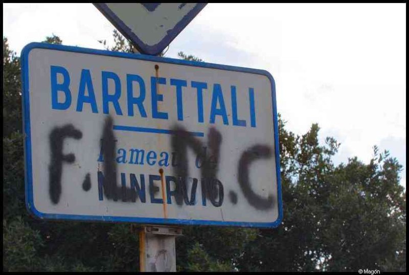 Бонифачо, Корсика, 2008: дорожный знак с надписью «BARRETTALI» и граффити «F.L.N.C»