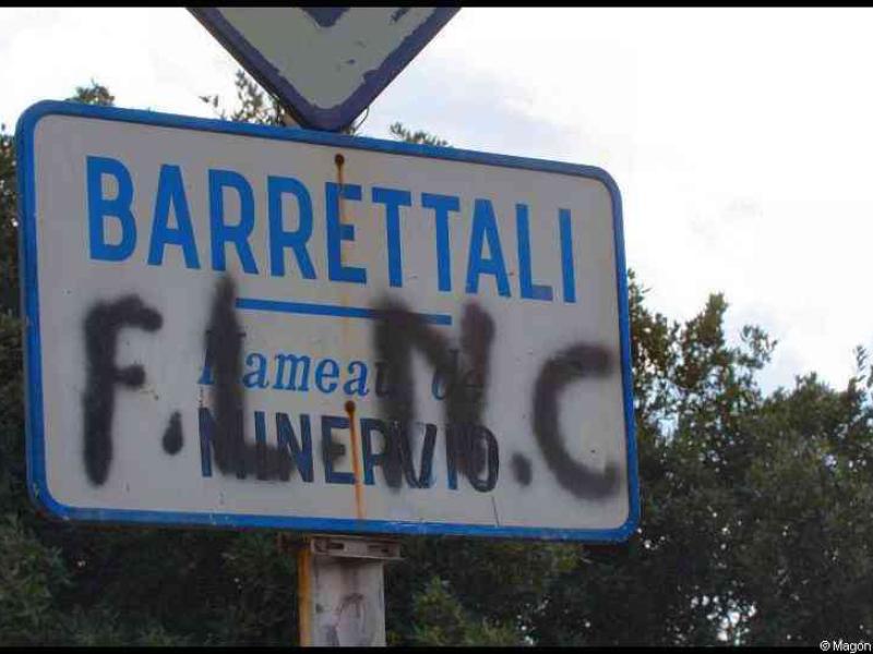 Бонифачо, Корсика, 2008: дорожный знак с надписью «BARRETTALI» и граффити «F.L.N.C»