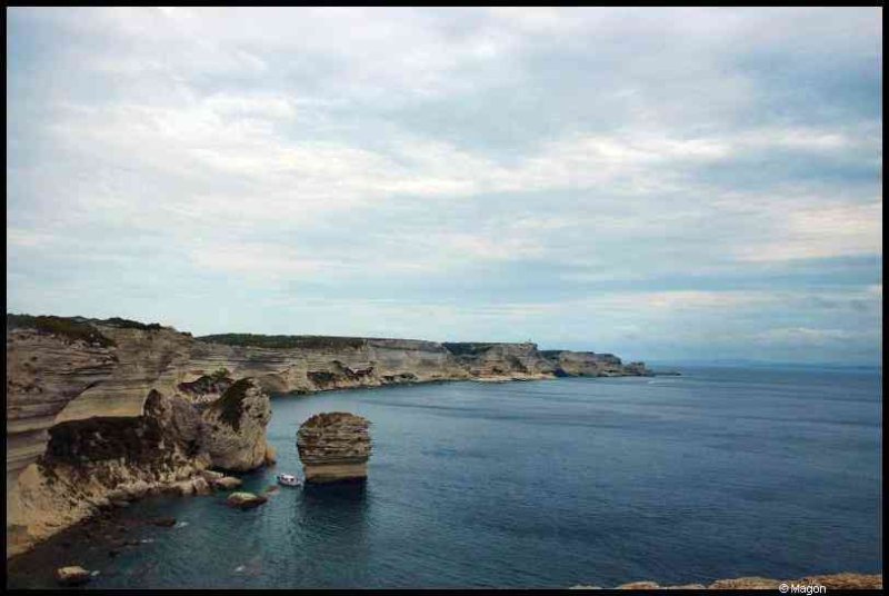 Клиффы и морской пейзаж Корсики с отдельно стоящим столбом