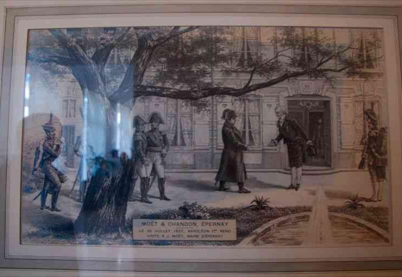 Moët & Chandon, Épernay: 28 июля 1827 года у дома с фонтаном и охраной