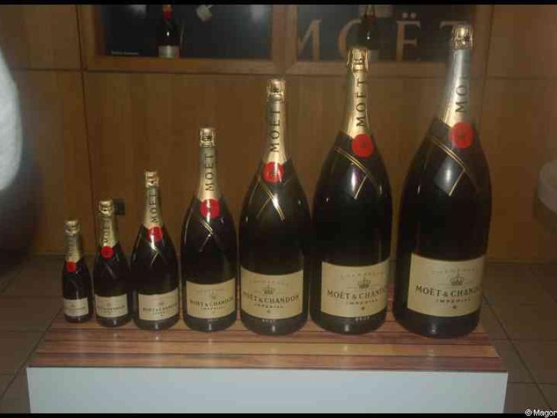 Moët & Chandon: шесть бутылок в порядке возрастания размера в французском заводе