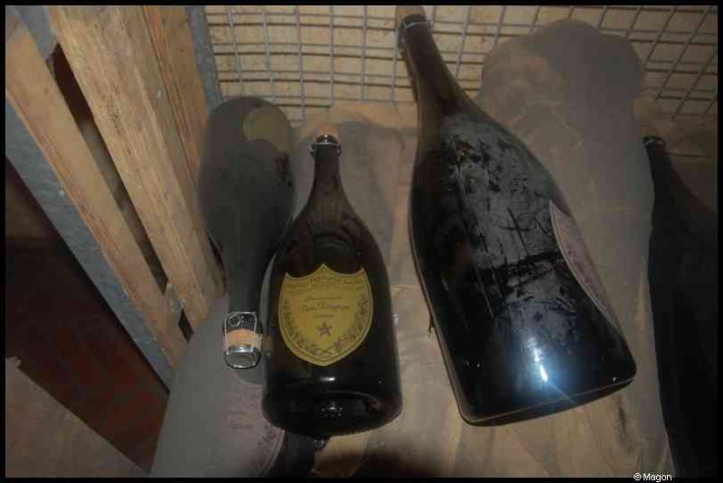 Moët & Chandon, Франция: бутылки в подвале с пылью и следами времени