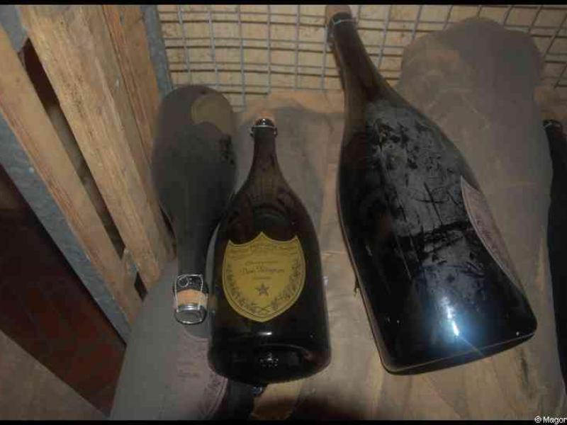 Moët & Chandon, Франция: бутылки в подвале с пылью и следами времени