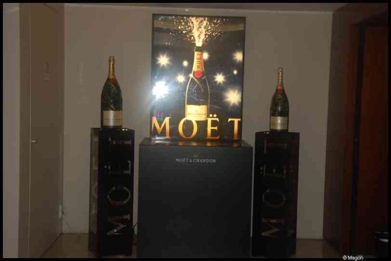 Moët & Chandon в Париже: гигантские бутылки и золотой логотип