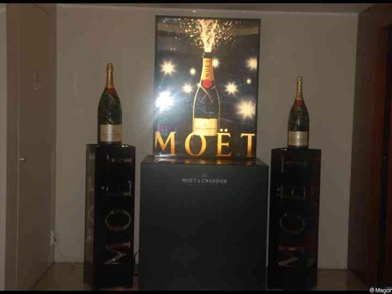 Moët & Chandon в Париже: гигантские бутылки и золотой логотип