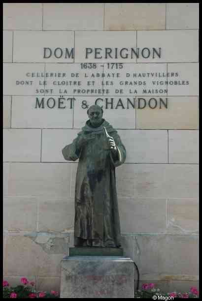 Памятник Дому Периньону у здания Moët & Chandon в Шато-Сен-Жермене
