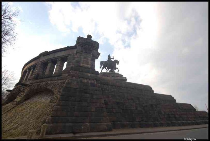 Монумент на холме в Кобленце: конная статуя и каменные ступени