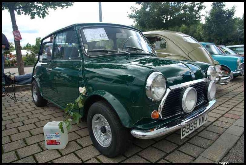 Конц, Oldtimer-фестиваль: зелёный Mini с дополнительными фарами и табличкой «720»