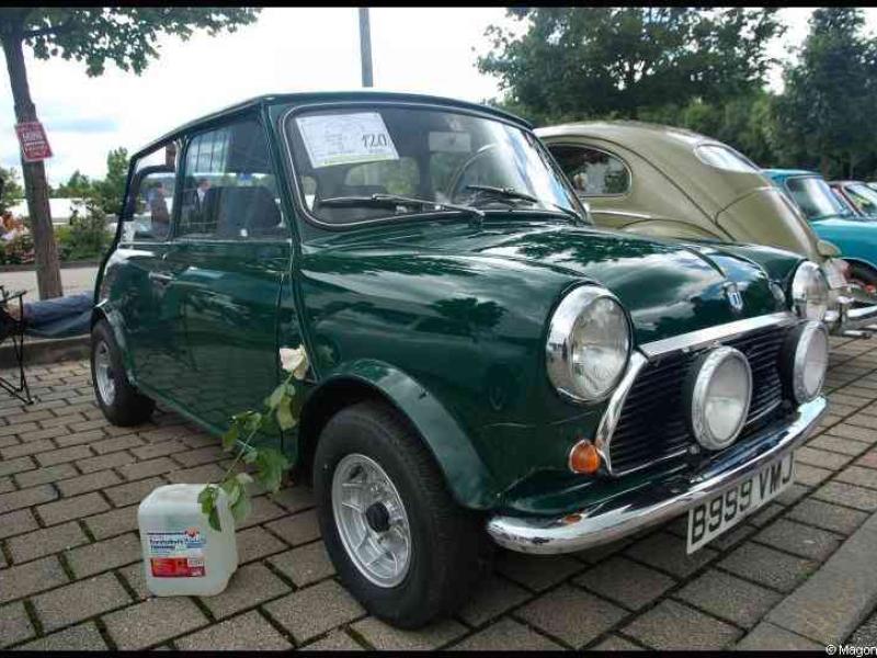 Конц, Oldtimer-фестиваль: зелёный Mini с дополнительными фарами и табличкой «720»