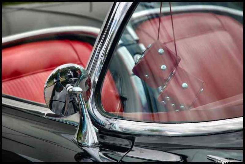 Конц, Oldtimer-фестиваль: черный кабриолет с красными сиденьями и кубиками-подвесками