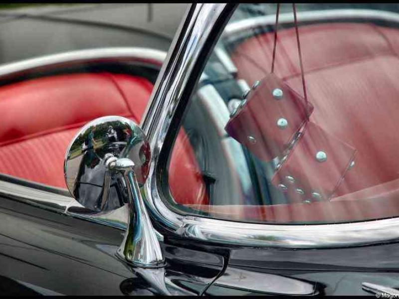 Конц, Oldtimer-фестиваль: черный кабриолет с красными сиденьями и кубиками-подвесками