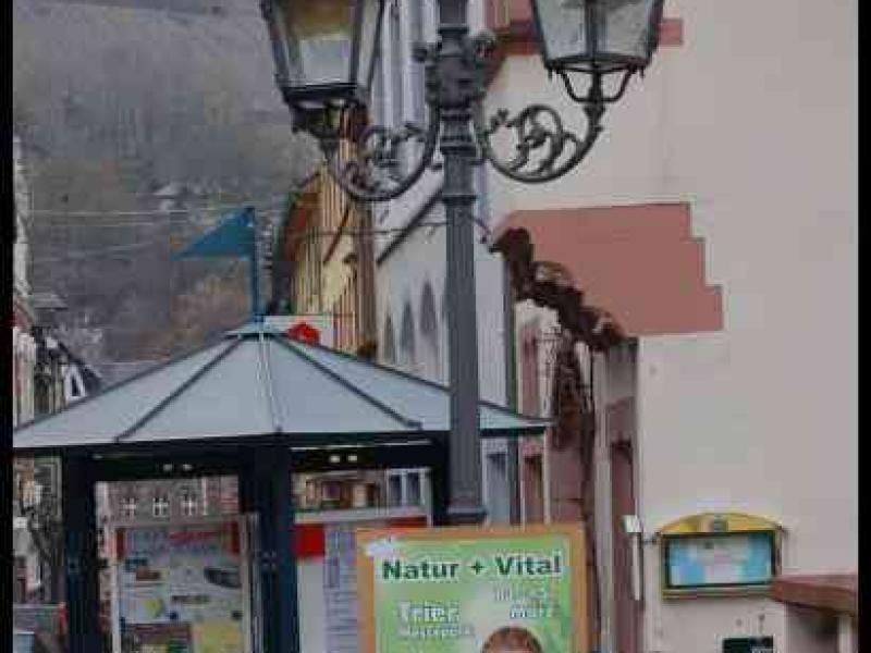 Трабен-Трарбах, улица с лампой и рекламой Natur + Vital