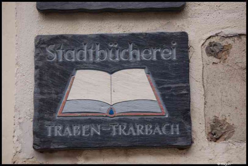Табличка «Stadtbücherei» в Трабен-Трарбахе, Германия