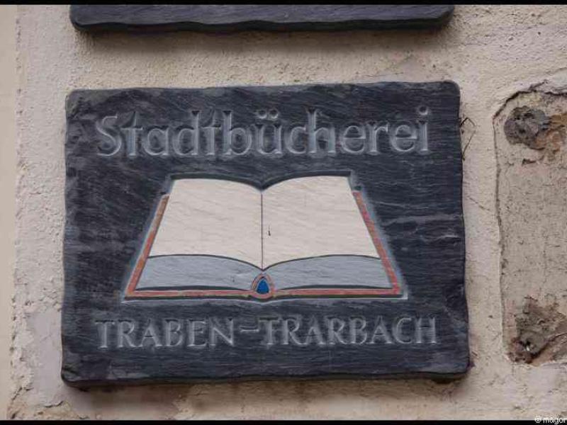 Табличка «Stadtbücherei» в Трабен-Трарбахе, Германия