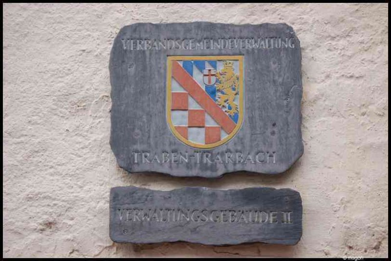 Табличка «Верbandsgemeinde Verwaltung» в Трабен-Трарбахе