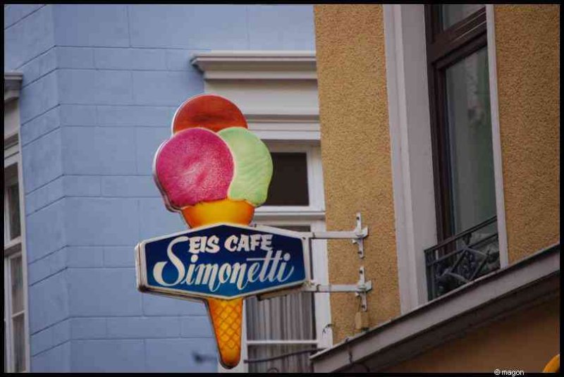 Ледяной конус над улицами Трабен-Трарбаха: вывеска Eis Café Simonetti