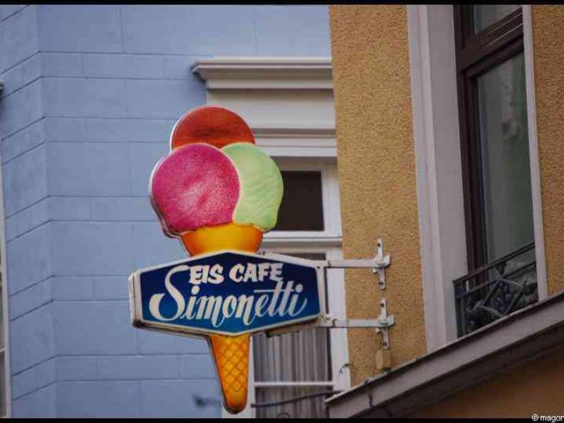 Ледяной конус над улицами Трабен-Трарбаха: вывеска Eis Café Simonetti