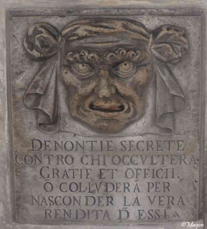 Маска с надписью в Венеции: «Denontie segrete contro chi occultera gratie et officii»
