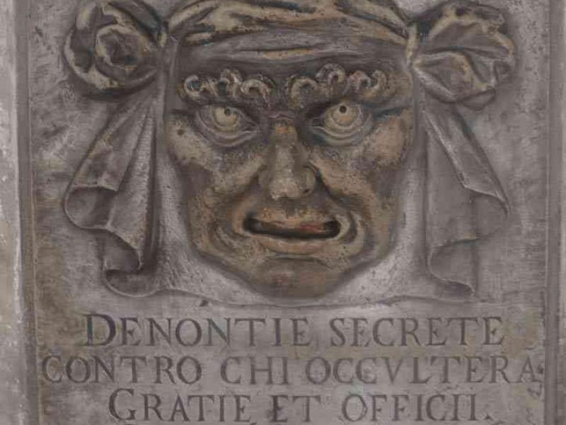 Маска с надписью в Венеции: «Denontie segrete contro chi occultera gratie et officii»