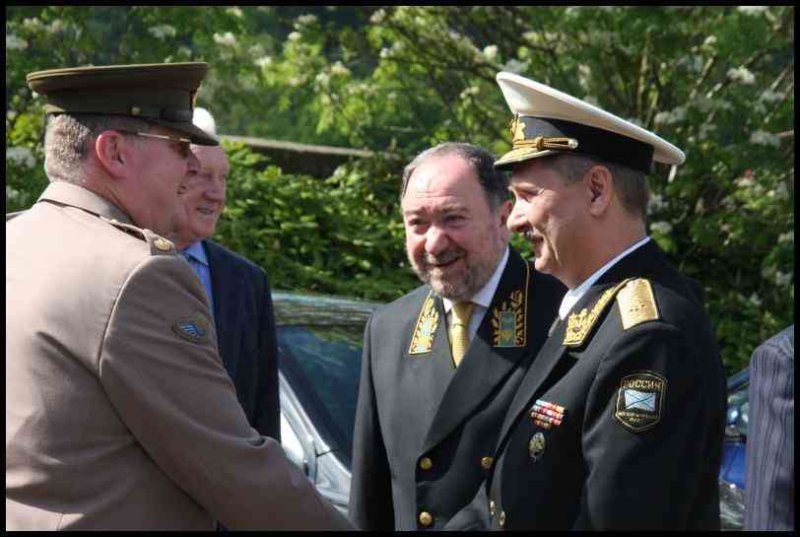 Люксембург, 7 мая 2009: военные в парадных мундирах на фоне зелени