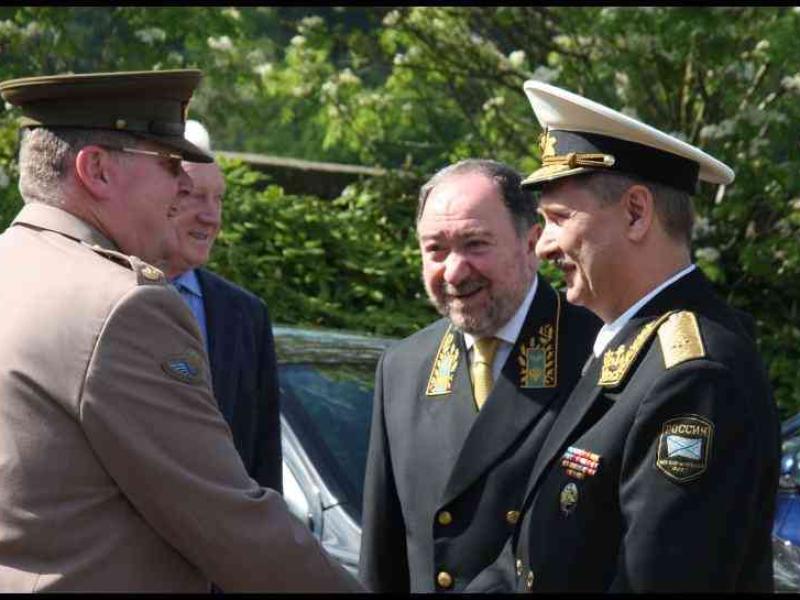 Люксембург, 7 мая 2009: военные в парадных мундирах на фоне зелени