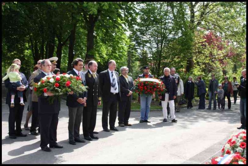 Майские возложения у памятника в Люксембурге, 2009