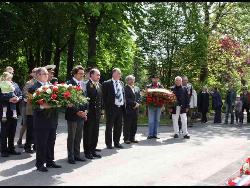 Майские возложения у памятника в Люксембурге, 2009