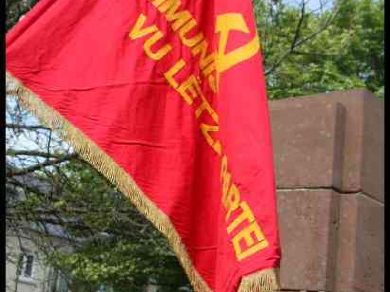 Красный флаг с надписью «KOMMUNISTE VU LETZT MÄRTEI» у памятника в Люксембурге, 2009