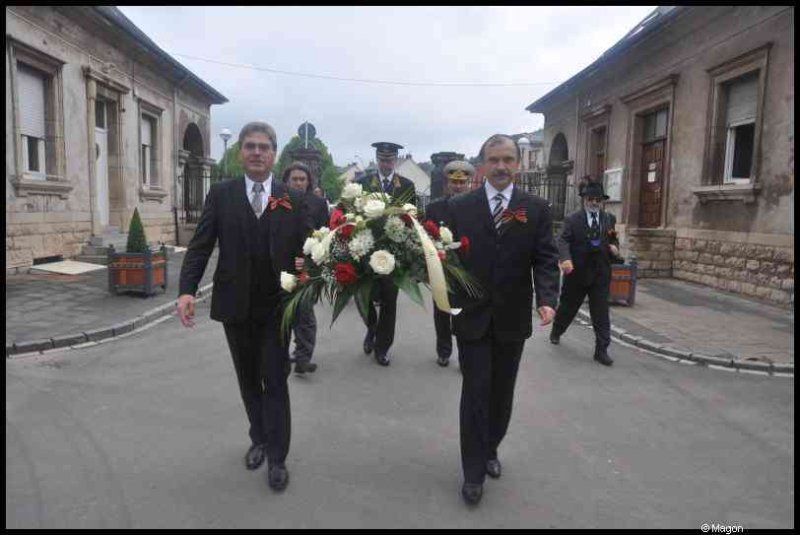 7 мая 2012, Люксембург: церемония возложения венка у входа в старинное здание