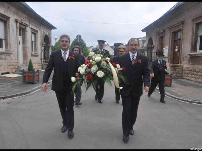 7 мая 2012, Люксембург: церемония возложения венка у входа в старинное здание
