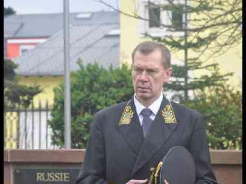 Люксембург, 7 мая 2012: военный у памятника с табличкой на русском