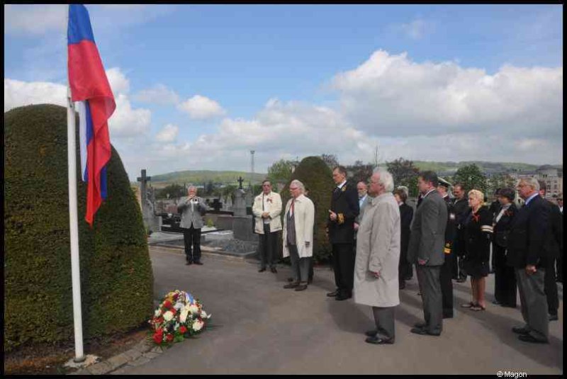 Памятный день в Люксембурге: флаг и венок у мемориала, 7 мая 2012