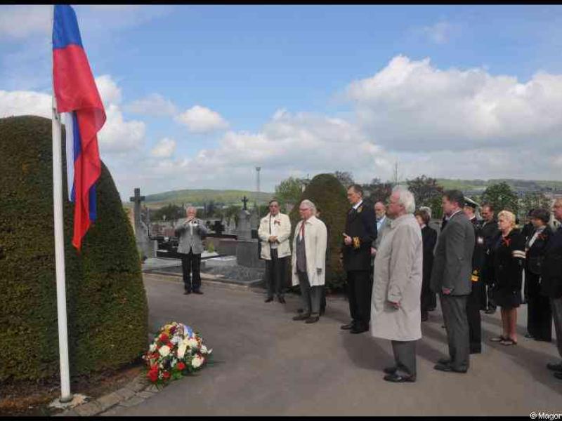 Памятный день в Люксембурге: флаг и венок у мемориала, 7 мая 2012