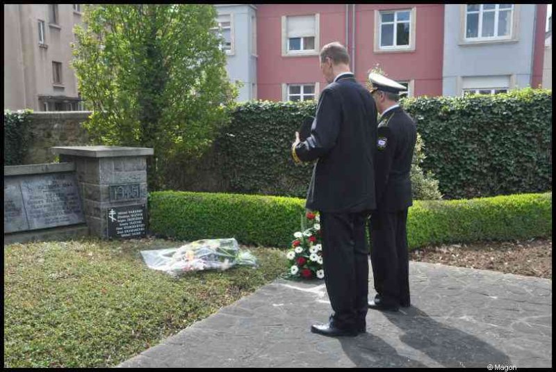 Мемориал в Люксембурге, 7 мая 2012: два офицера у памятника с цветами