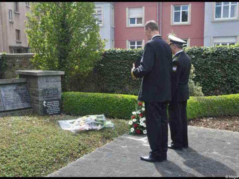 Мемориал в Люксембурге, 7 мая 2012: два офицера у памятника с цветами