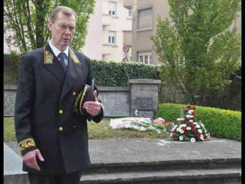 Люксембург, 7 мая 2012: военный в парадной форме у мемориала с венками