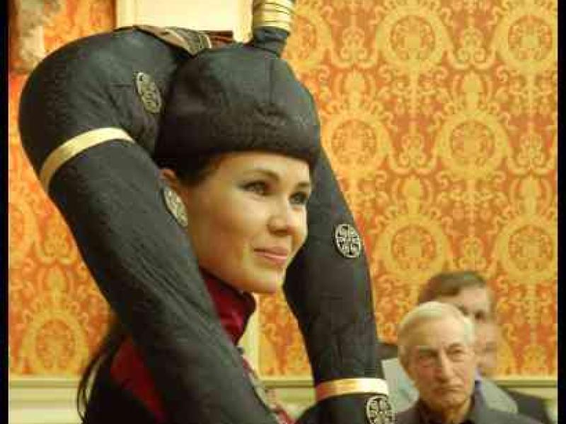 Люксембург, 13 января 2011: женщина в традиционном костюме с вышитыми рукавами и шапкой с узором