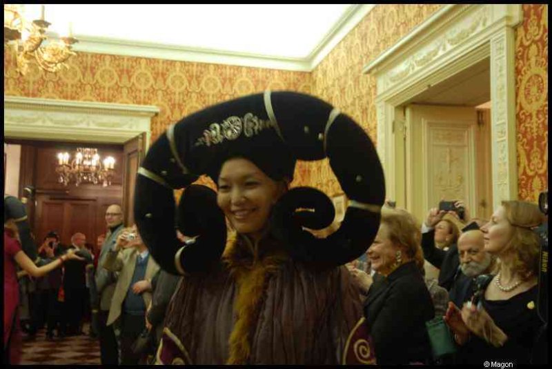 Люксембург, 13 января 2011: женщина в традиционном головном уборе с рогами на официальном мероприятии