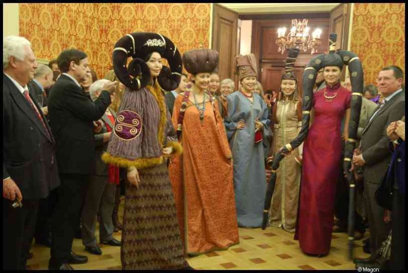 Люксембург, 13 января 2011: традиционные костюмы в зале с барочным узором