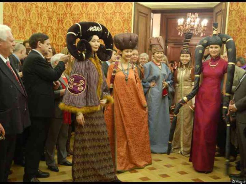 Люксембург, 13 января 2011: традиционные костюмы в зале с барочным узором